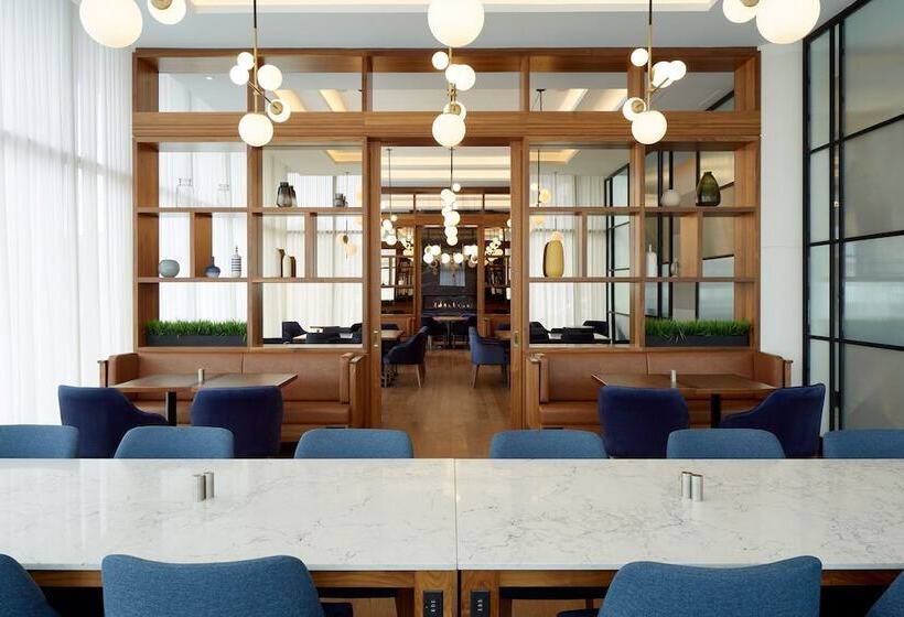 هتل Courtyard By Marriott Montreal Midtown