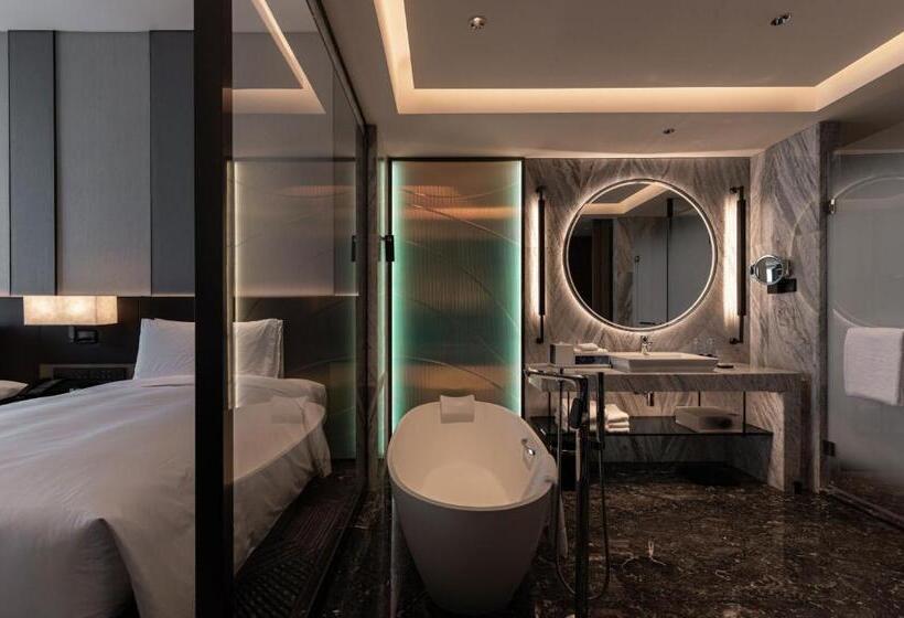 Отель Renaissance Changzhou Wujin