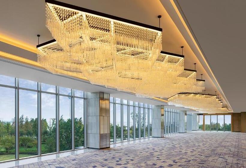 Отель Renaissance Changzhou Wujin