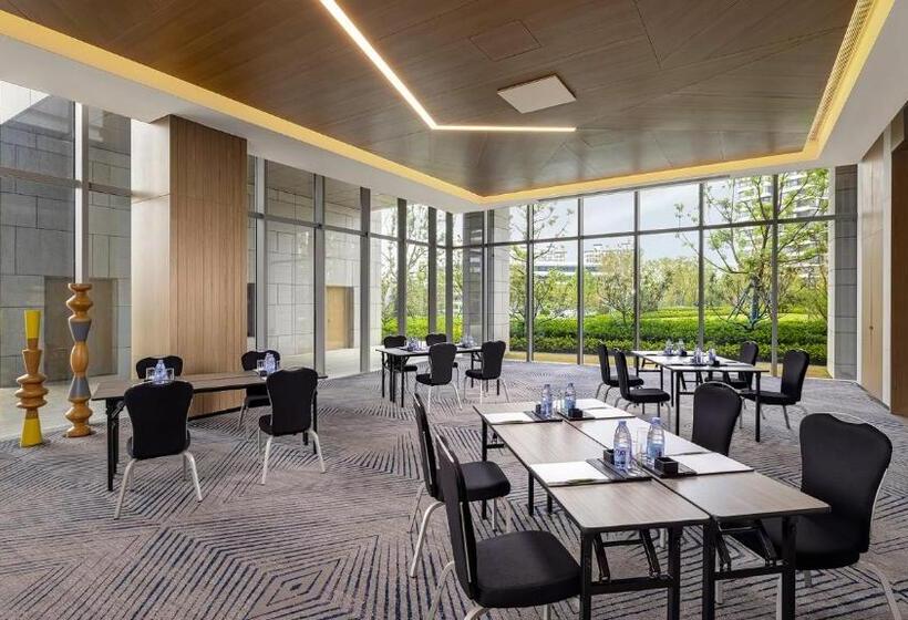 Отель Renaissance Changzhou Wujin