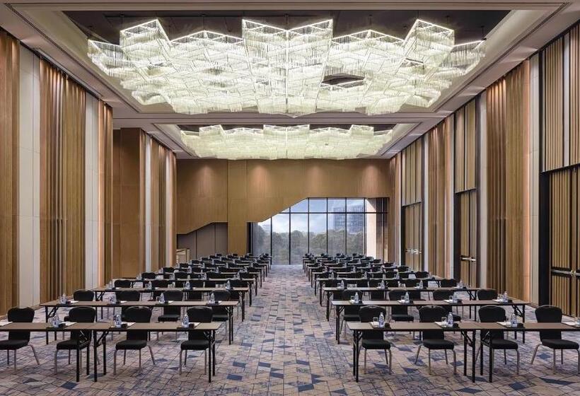 Отель Renaissance Changzhou Wujin