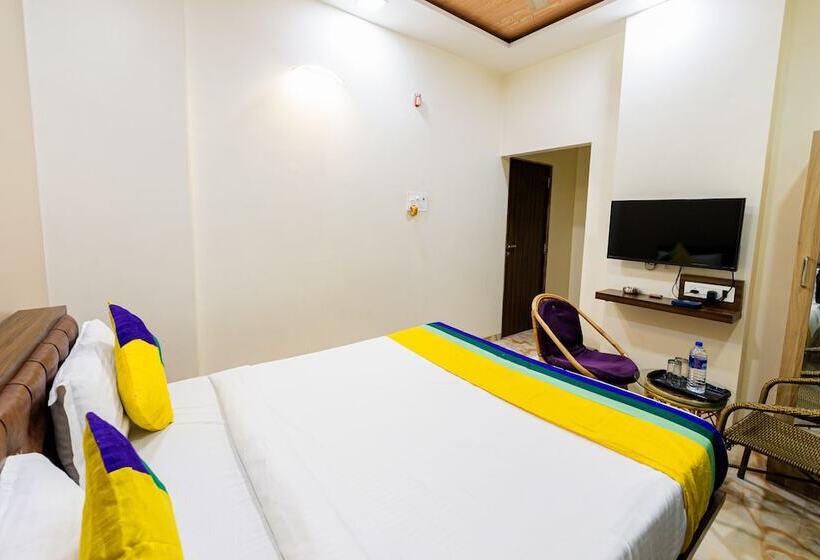 Itsy Hotels Golden Birds