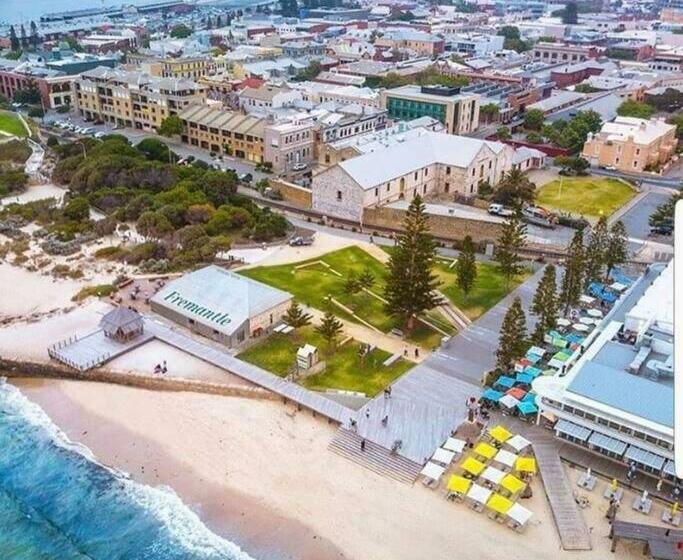 هتل West End Warehouse Historical Opposite Beach