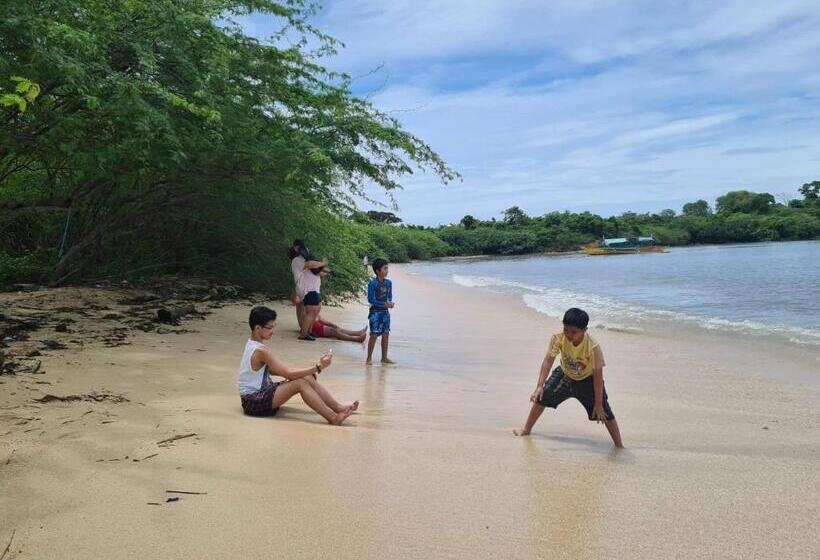 פנסיון Calatagan S Bahay Kubo   With Beach Access