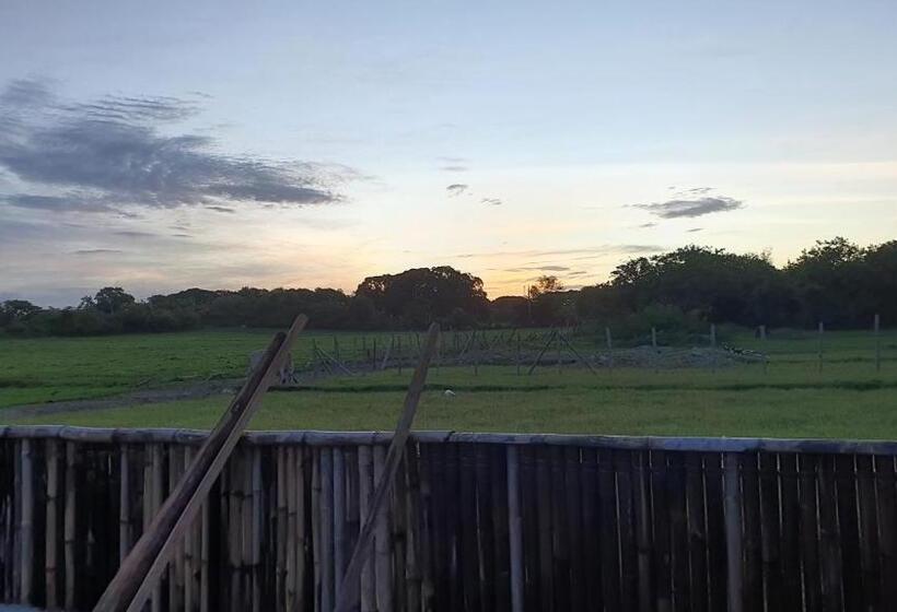 펜션 Calatagan S Bahay Kubo   With Beach Access