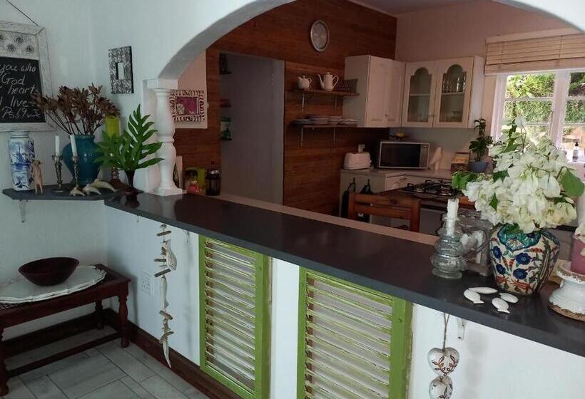 פנסיון Driftwood Suite, Villa Roc Guesthouse, Salt Rock Ballito, No Loadshedding