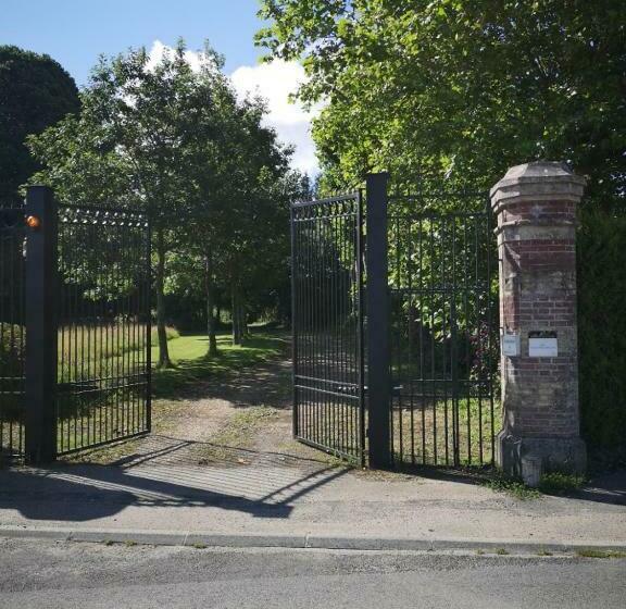 פנסיון Gites Domaine Du Château De Bourville