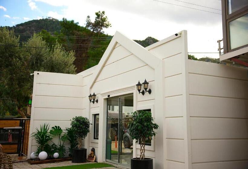 تختخواب و صبحانه Collesium Garden