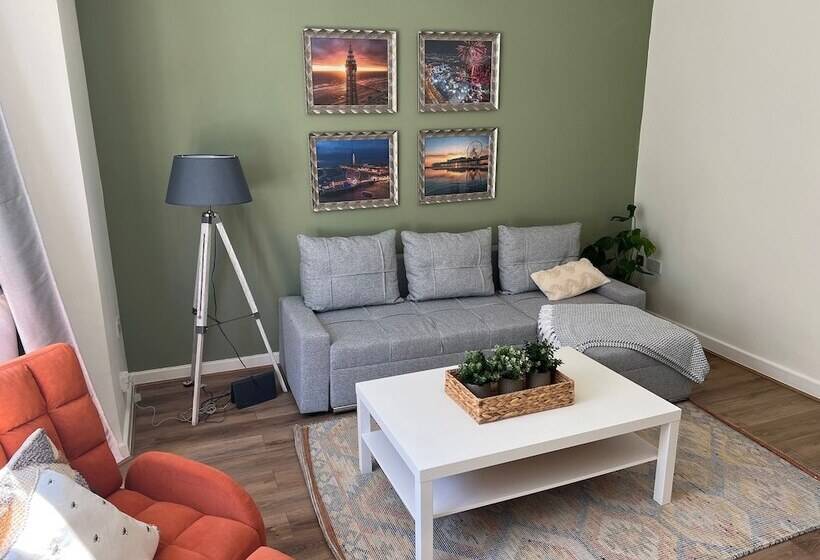 Blackpool Abode   Vance Road Star House