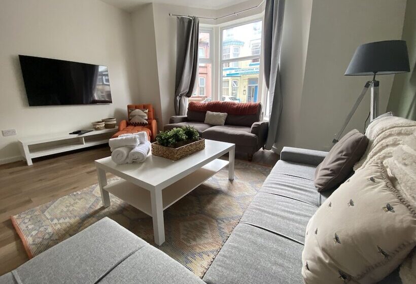 Blackpool Abode   Vance Road Star House