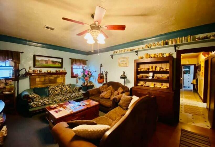 Historic Home   Sleeps 4 Adults   1 Mile To Ft. Sill