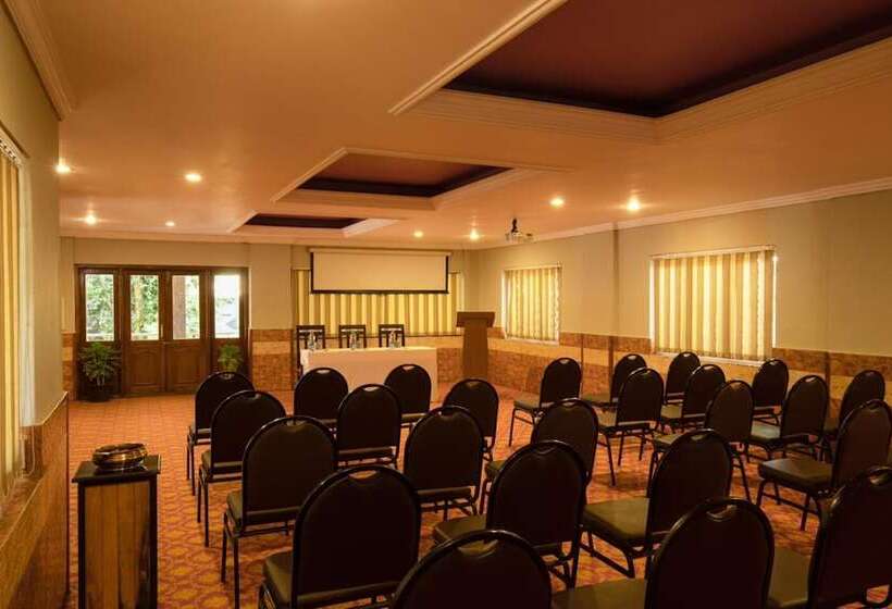 Отель The Highgarden