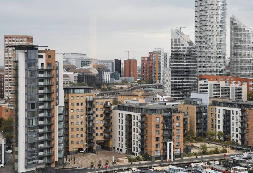 בית מלון כפרי Tribe London Canary Wharf