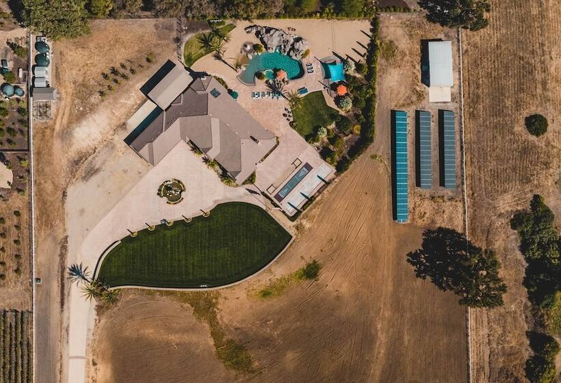 Mermaid By Avantstay Private Estate W/ Pool, Volleyball & Arcade!