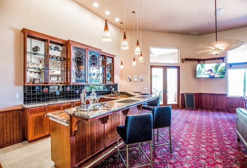 Mermaid By Avantstay Private Estate W/ Pool, Volleyball & Arcade!