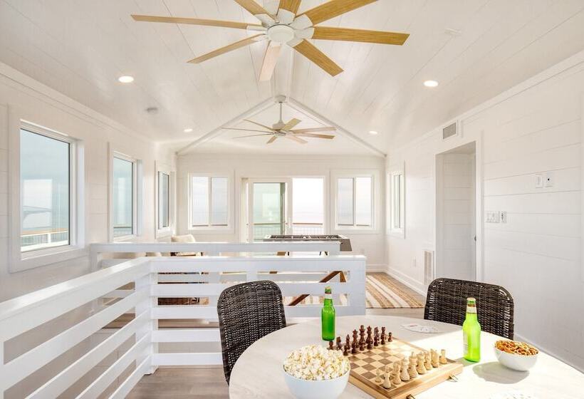 Ocean S Eye By Avantstay Beach Front Home W/ Roof Top, Pool & Putting Green!