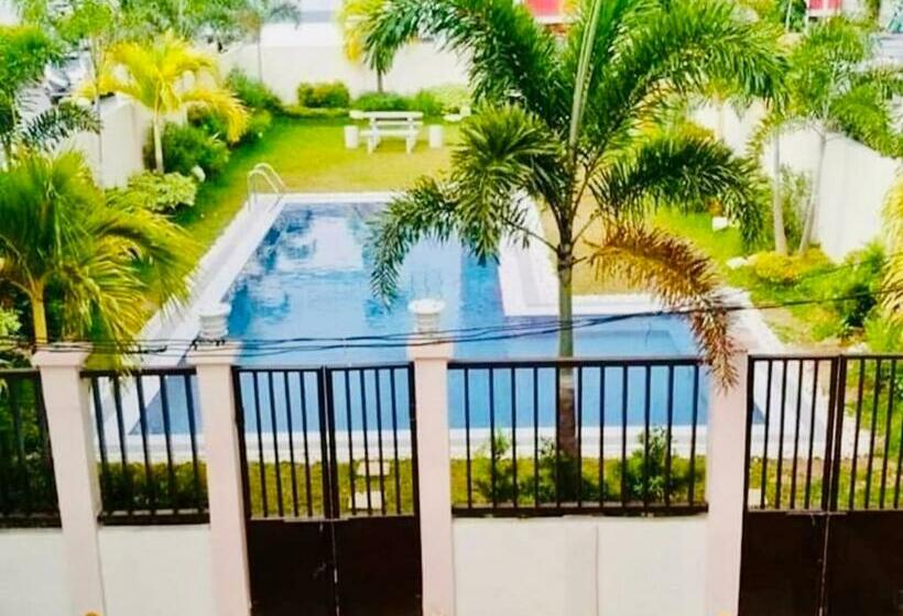 פנסיון Hampton Cinema Suite