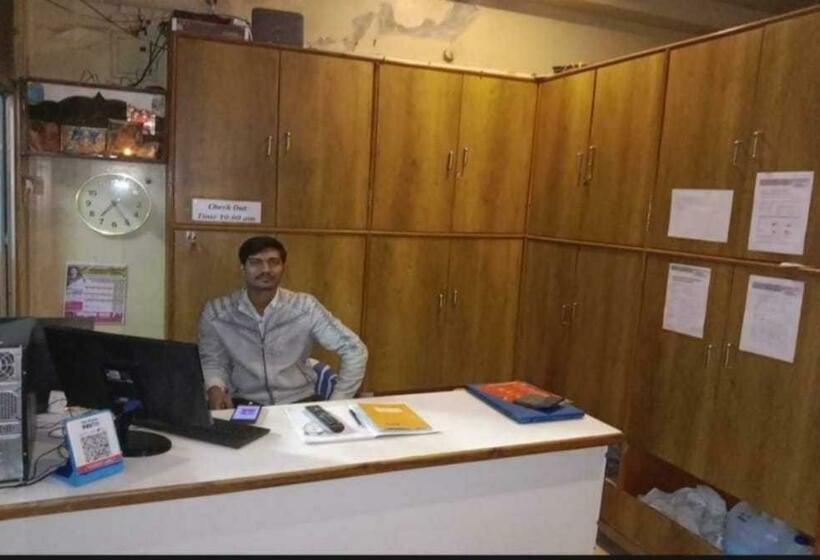 Отель Oyo 89929  Paras Villa