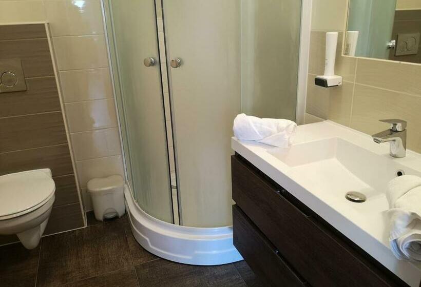 Parton Hotel & Bowling