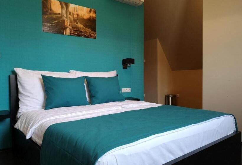 Parton Hotel & Bowling