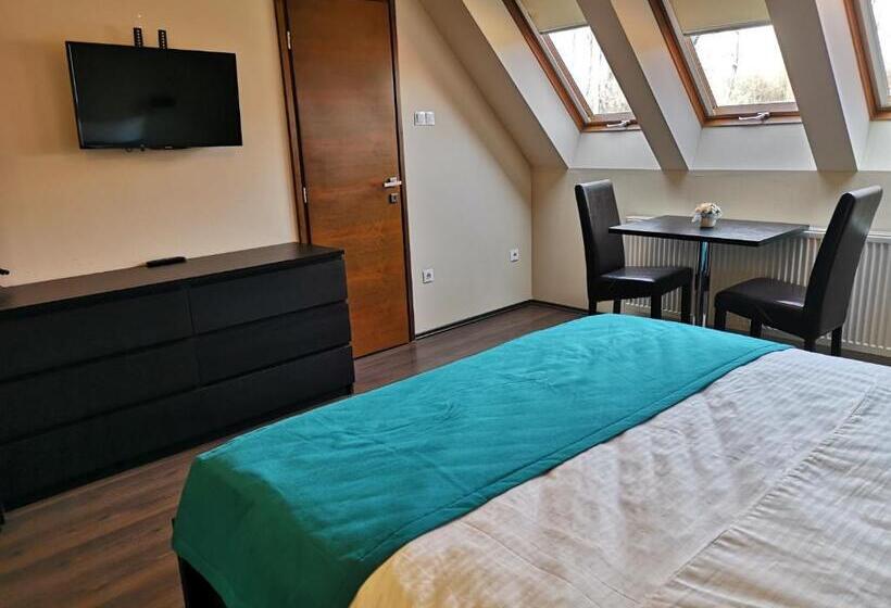 Parton Hotel & Bowling