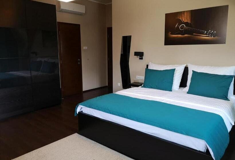 Parton Hotel & Bowling