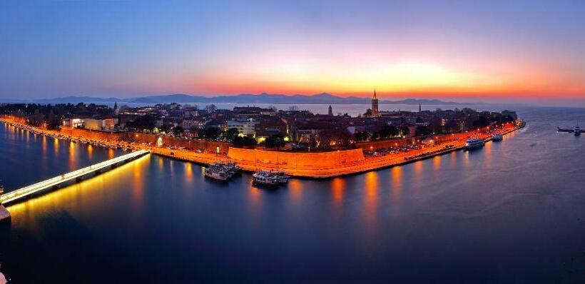 펜션 Main Street Studio And Rooms