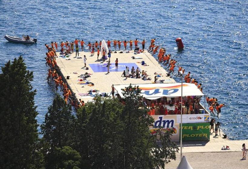 펜션 Main Street Studio And Rooms