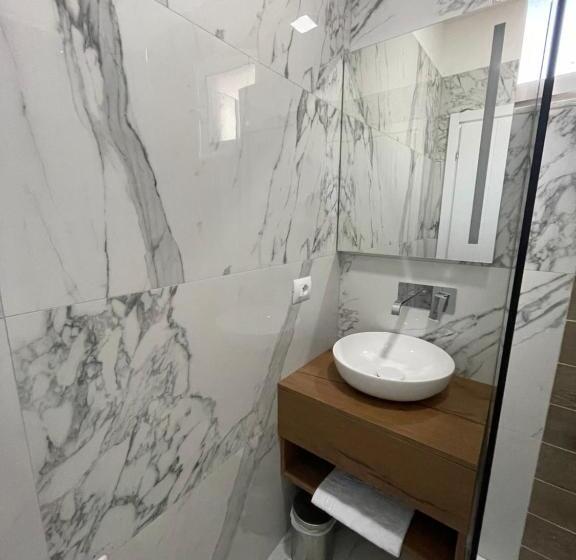 ホテル Golden Hill Ksamil