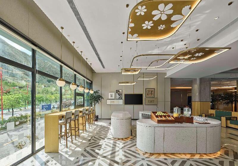 هتل Hilton Garden Inn Lhasa