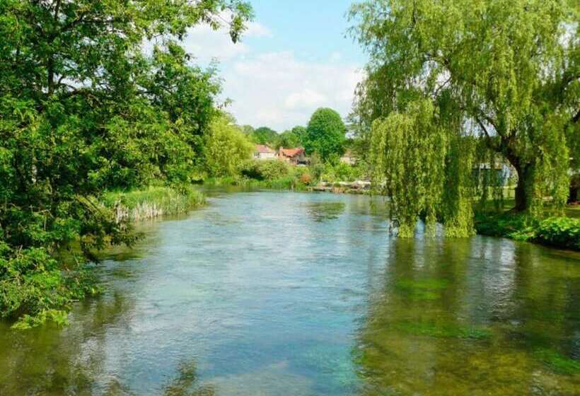 Charming 2 Bed Apartment In Eastleigh