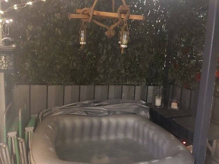 Charming 2 Bed Apartment In Eastleigh