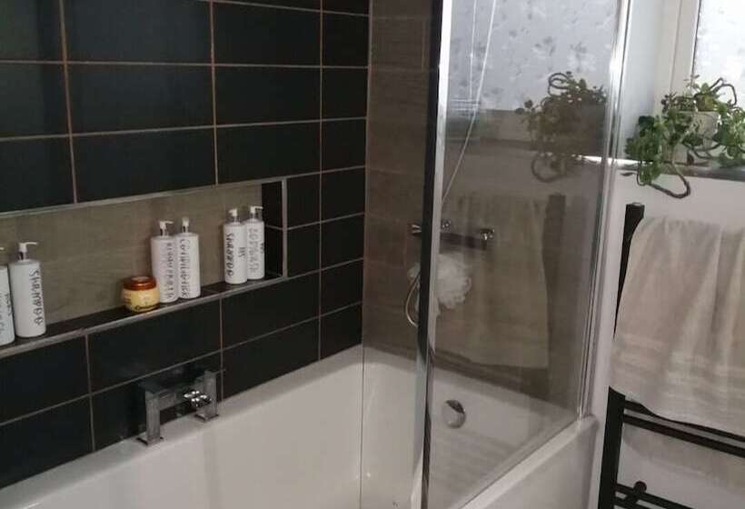 Charming 2 Bed Apartment In Eastleigh