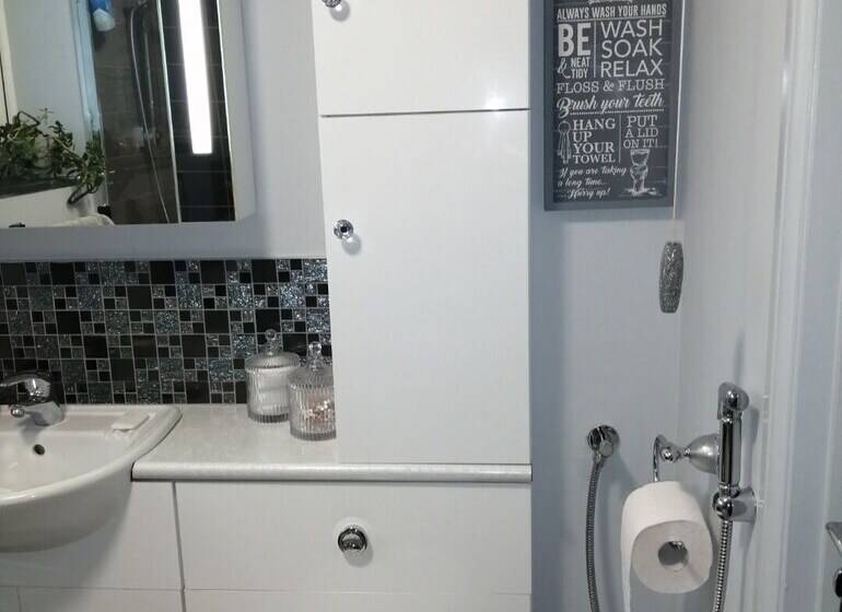 Charming 2 Bed Apartment In Eastleigh