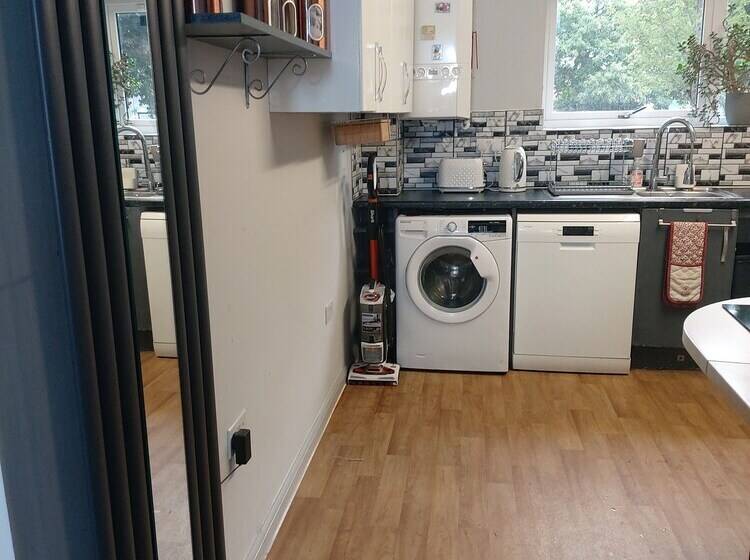 Charming 2 Bed Apartment In Eastleigh
