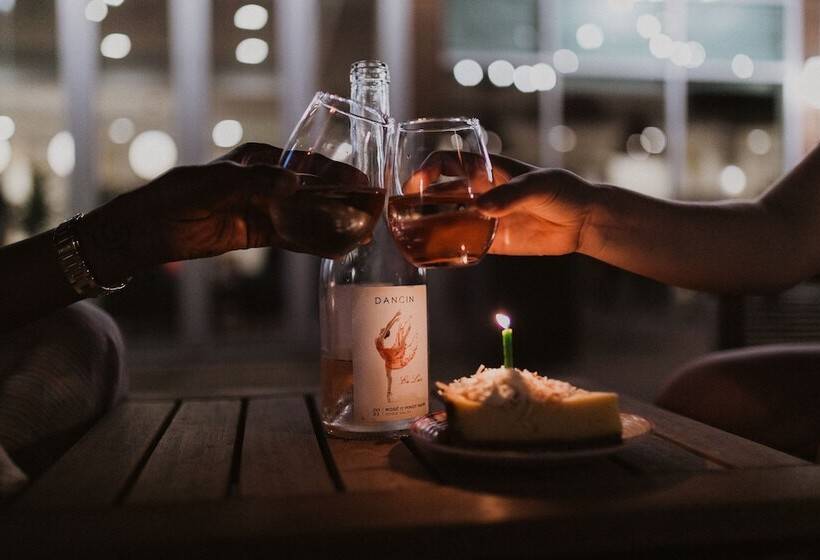 ホテル Compass By Margaritaville Medford