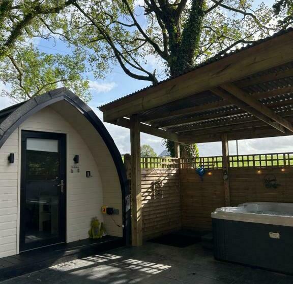 מלון כמוסות Paddock Pod   Sleeps 4 & Roofed Over Private Hot Tub & New Sauna