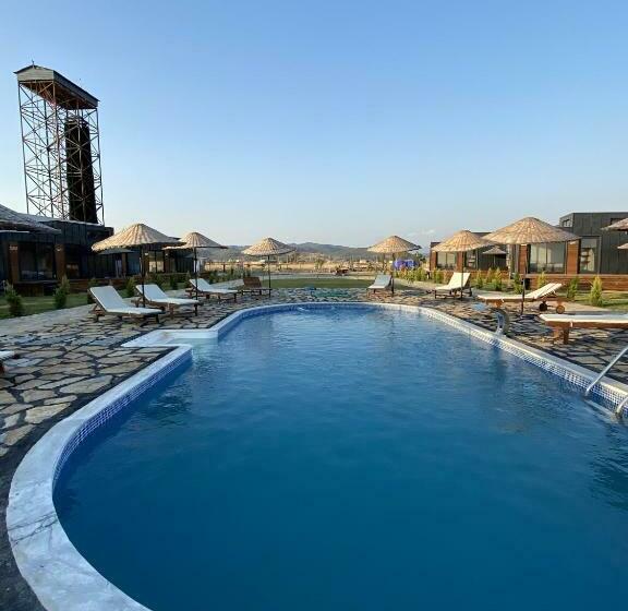 Отель Lavira Tiny House Village