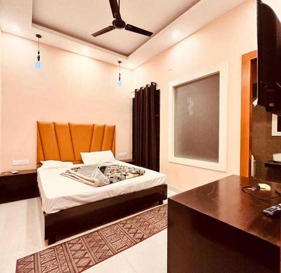 בית מלון כפרי Oyo 83505 The Miraj Hr Ten