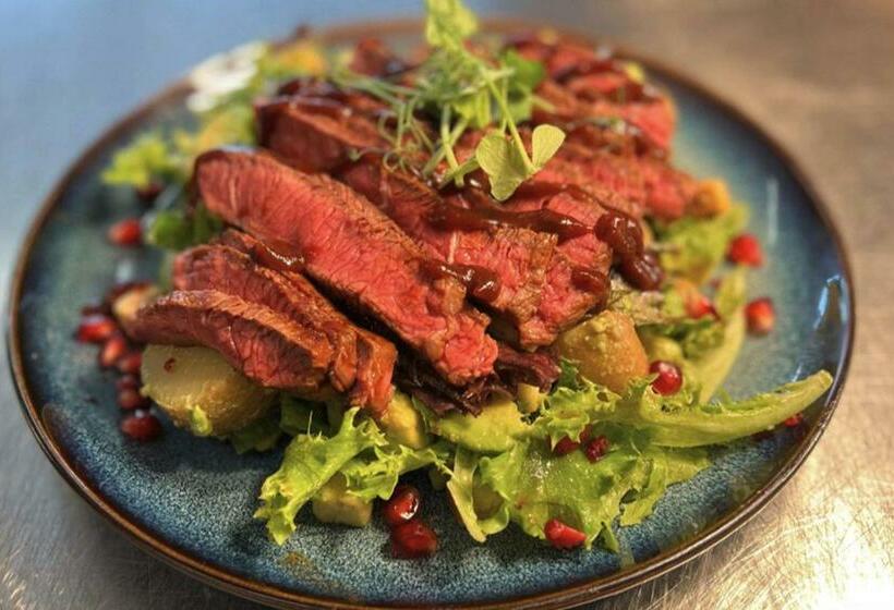 Отель The Crown Fakenham