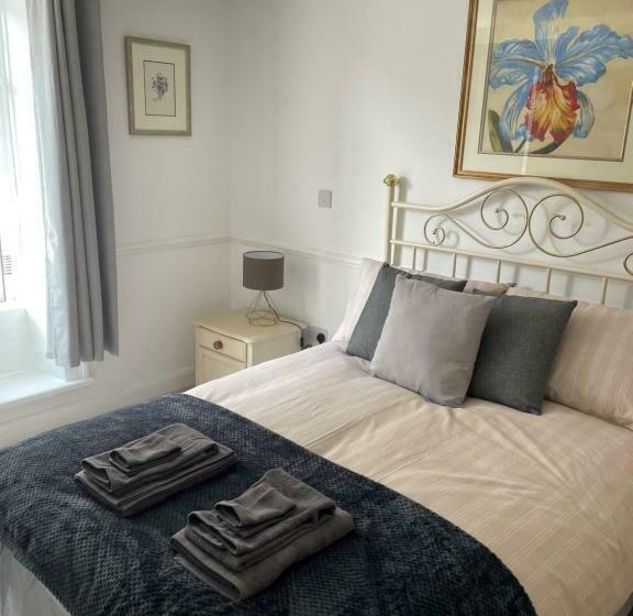 Отель The Crown Fakenham