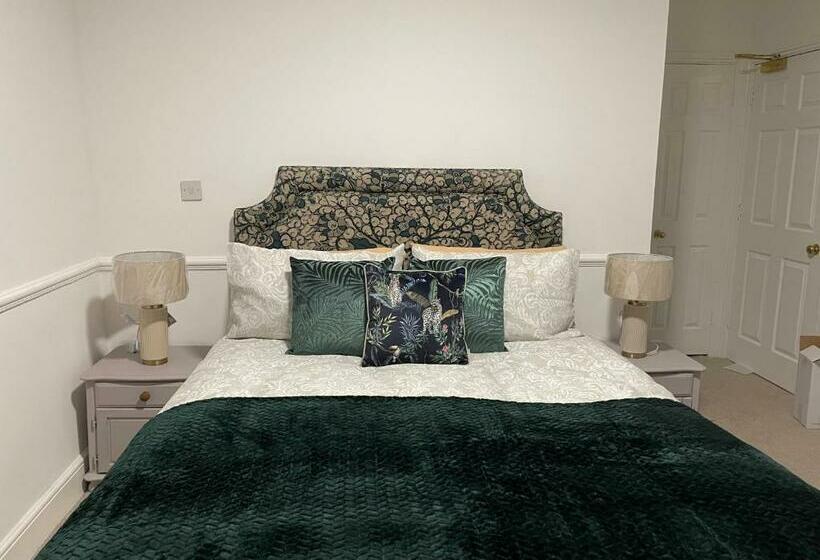 Отель The Crown Fakenham