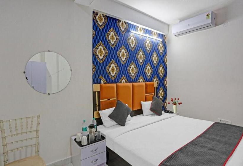 בית מלון כפרי Townhouse Shubham Residency