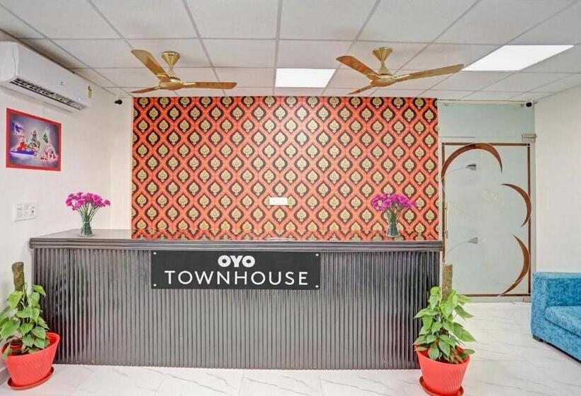 בית מלון כפרי Townhouse Shubham Residency