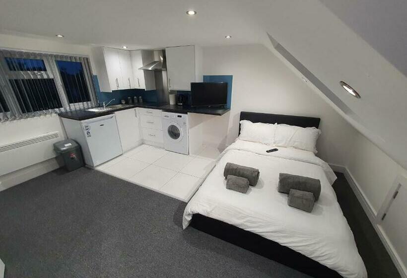 Пансион New Self Contained Flat,in Hayes, Free Parking
