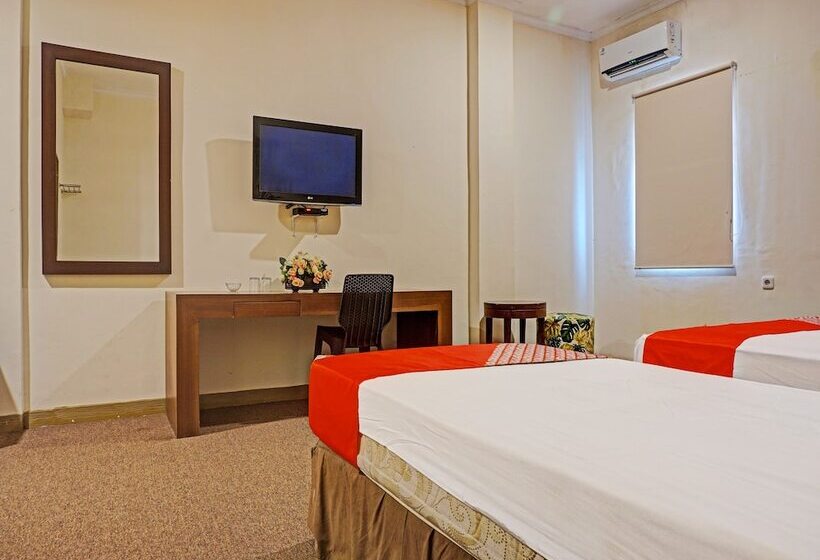 Collection O 91414 Hotel Marina Beach