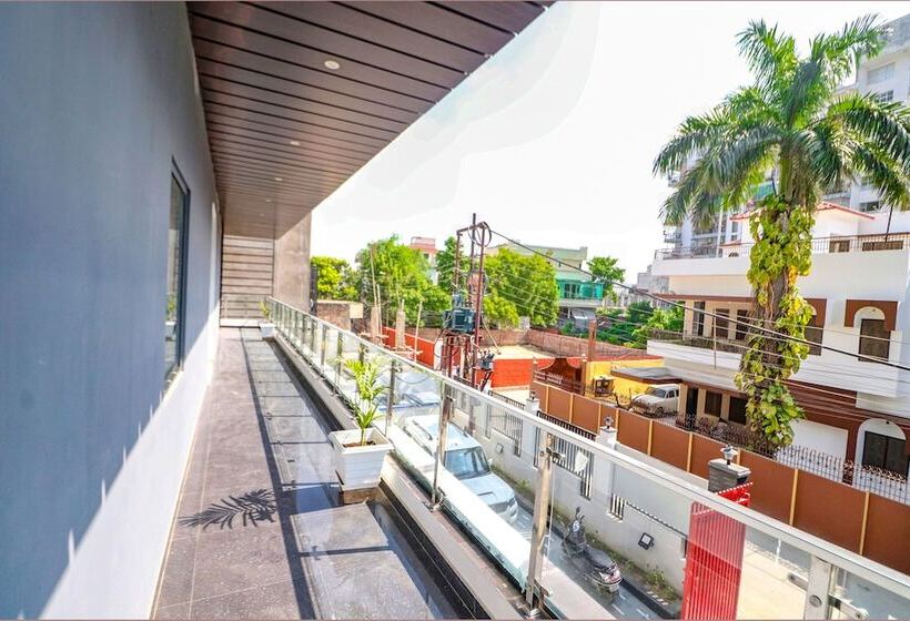 Fabhotel Premium Kashi