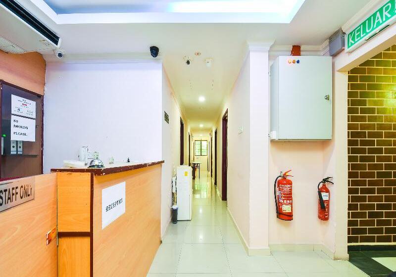 酒店 Oyo 90562 J Hostels Pj