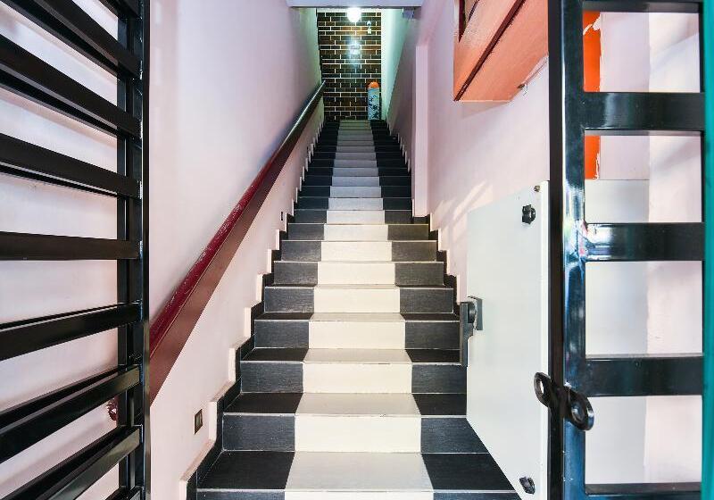 酒店 Oyo 90562 J Hostels Pj