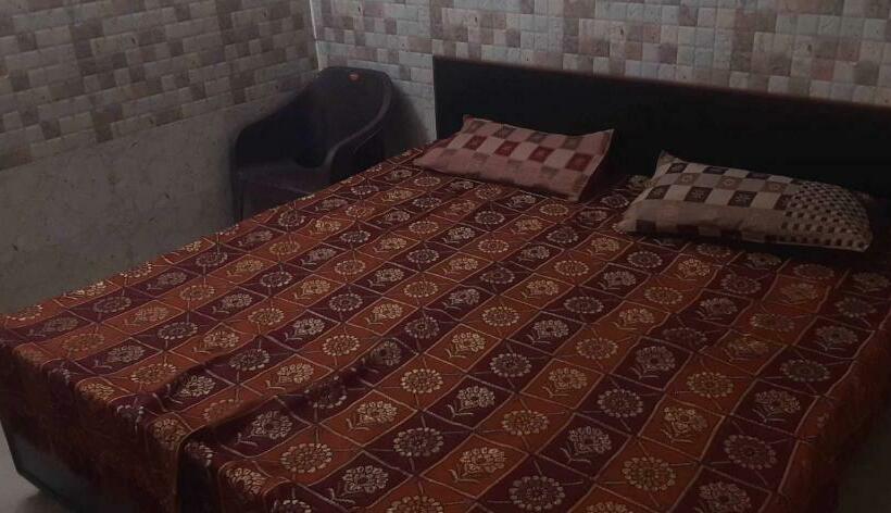 בית מלון כפרי Oyo 90776 Radhika Guest House